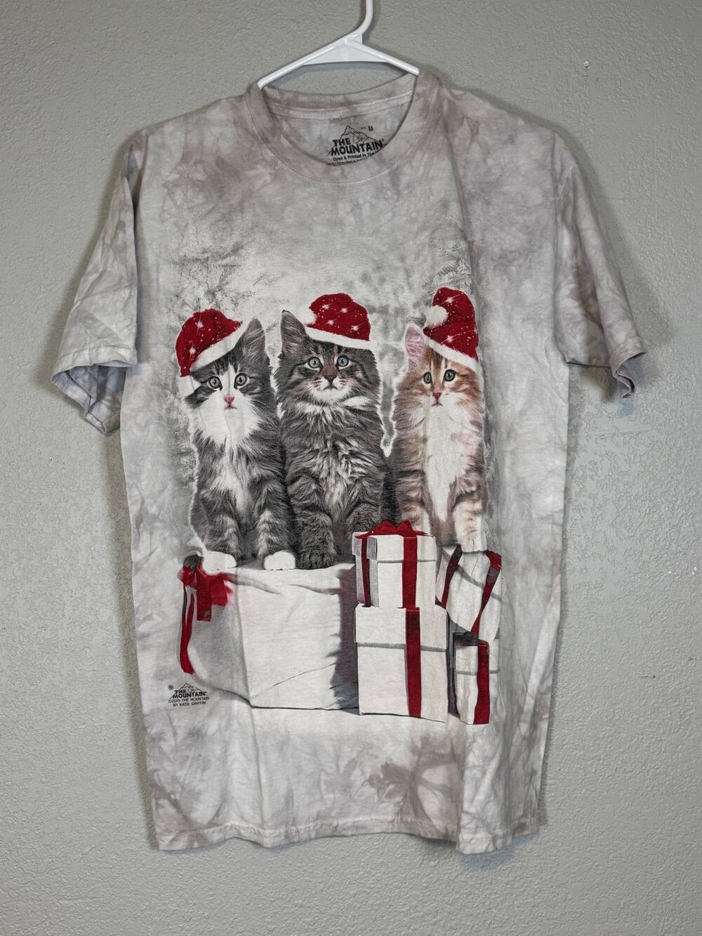 The Mountain Christmas Cats Short Sleeve Tee Medium Santa Hats Gray Holidays